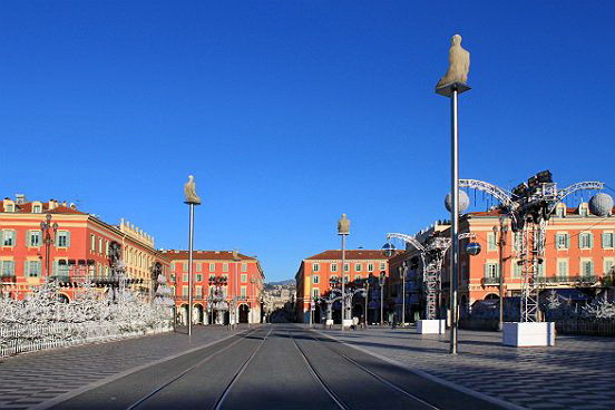 NICE, PARURE DE FETE POUR LA PLACE MASSENA - Le pêle mêle du Comté de Nice en Images