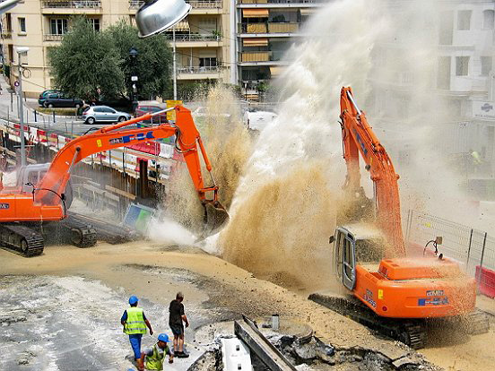 NICE, JEUX D'EAU SUR LE CHANTIER DU TRAMWAY - Le pêle mêle du Comté de Nice en Images