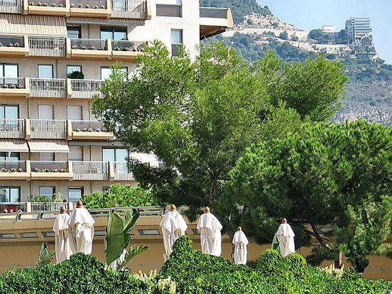 PROCESSION DE PARASOLS EN PRINCIPAUTE DE MONACO - Le pêle mêle du Comté de Nice en Images