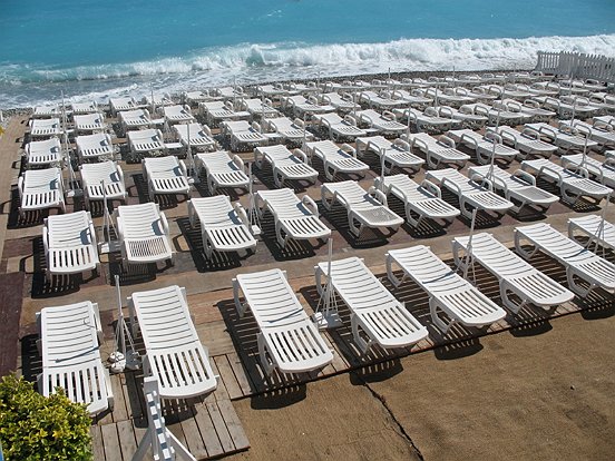 LES PLAGES DE NICE SONT PRETES POUR LA SAISON 2010 - Le pêle mêle du Comté de Nice en Images
