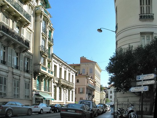 LES FAÇADES EN TROMPE-L'IL