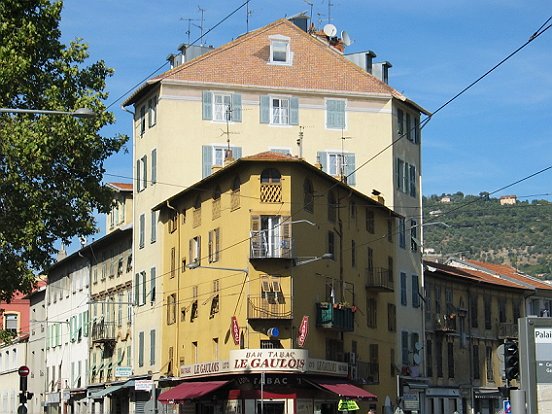 LES FAÇADES EN TROMPE-L'IL