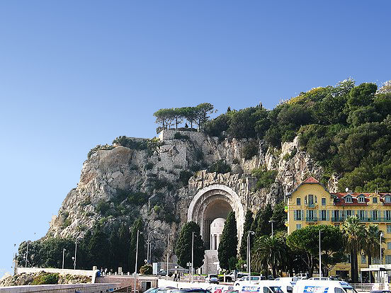 LE MONUMENT AUX MORTS