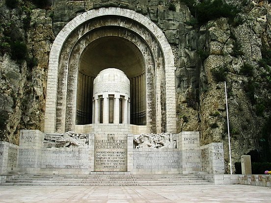 LE MONUMENT AUX MORTS