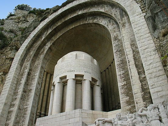 LE MONUMENT AUX MORTS