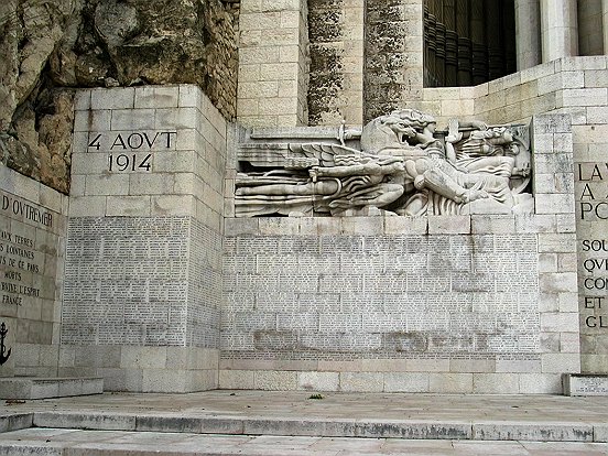 LE MONUMENT AUX MORTS