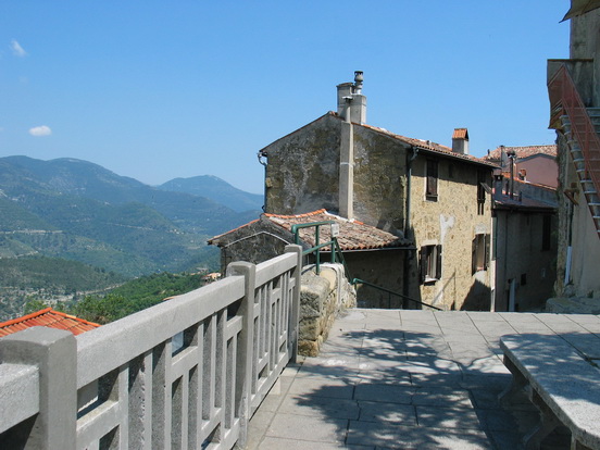 BERRE LES ALPES, LE VILLAGE