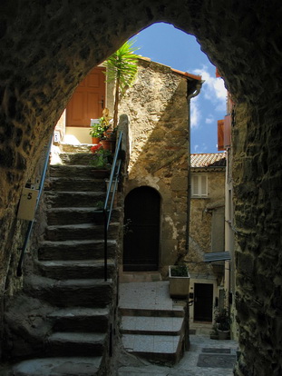 BERRE LES ALPES, LE VILLAGE