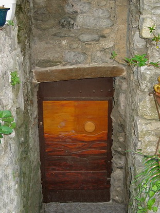 « TOUET SUR VAR - LE VILLAGE AUX PORTES PEINTES » 