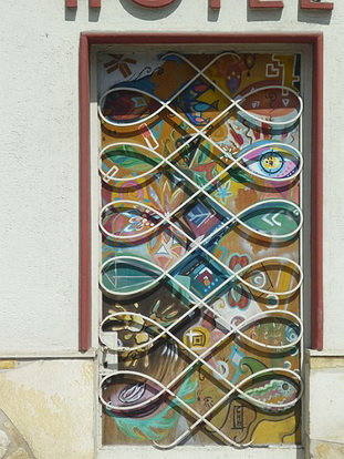 « TOUET SUR VAR - LE VILLAGE AUX PORTES PEINTES » 