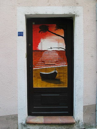 « TOUET SUR VAR - LE VILLAGE AUX PORTES PEINTES » 