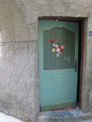 « TOUET SUR VAR - LE VILLAGE AUX PORTES PEINTES » 